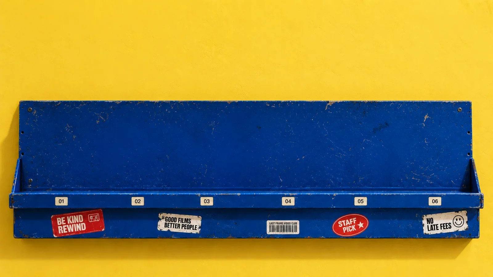 Blaues DVD-Regal mit Videotheken-Stickern